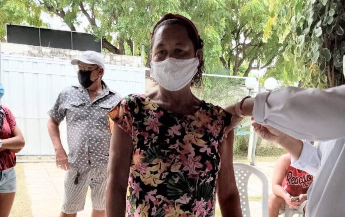 Mulher sendo vacinada em Milagres/CE