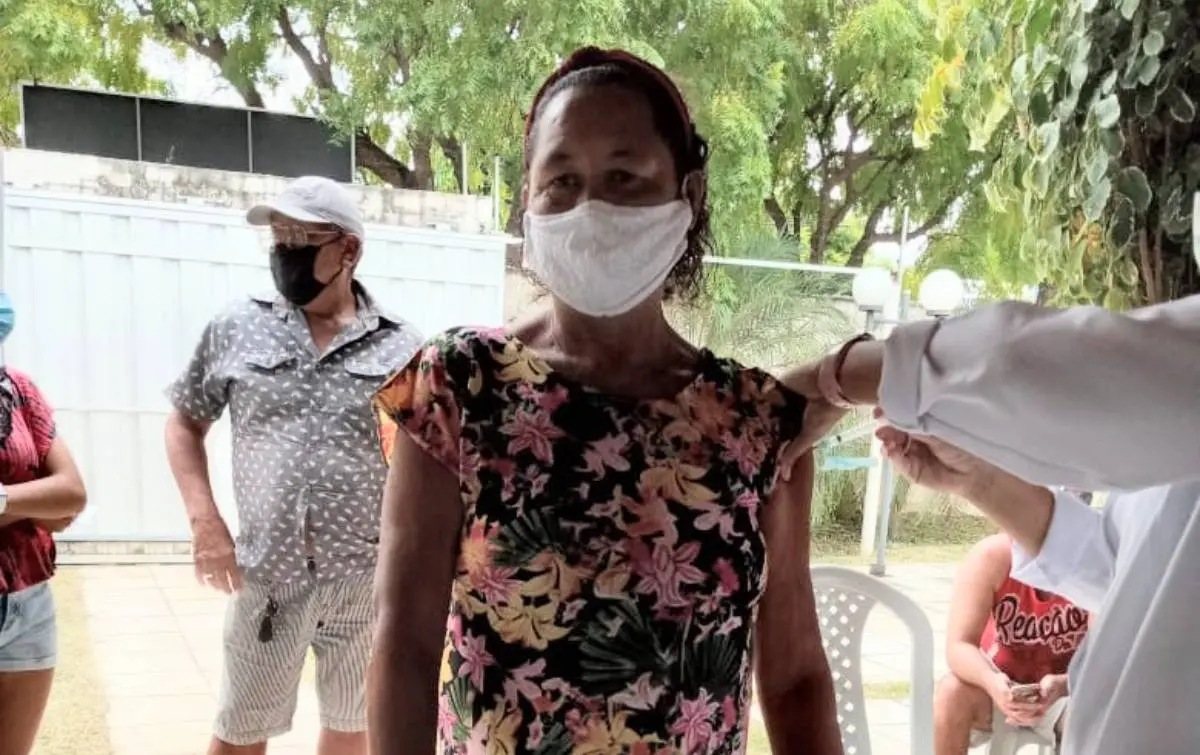 Mulher sendo vacinada em Milagres/CE