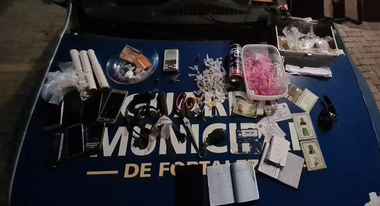 Casal é preso e adolescente é apreendido suspeitos de tráfico de drogas na Granja Portugal