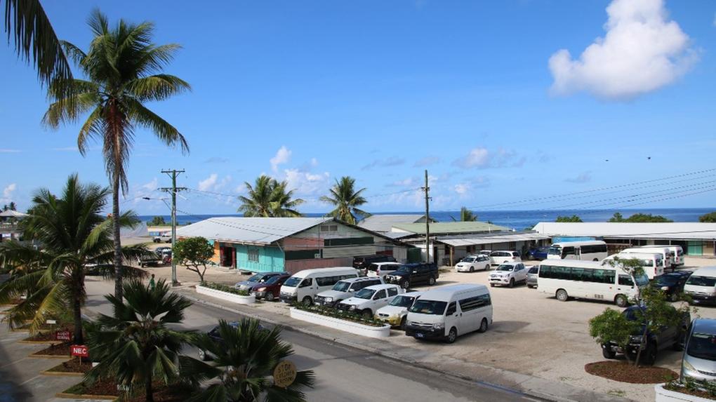 Via de Nauru com vários carros estacionados