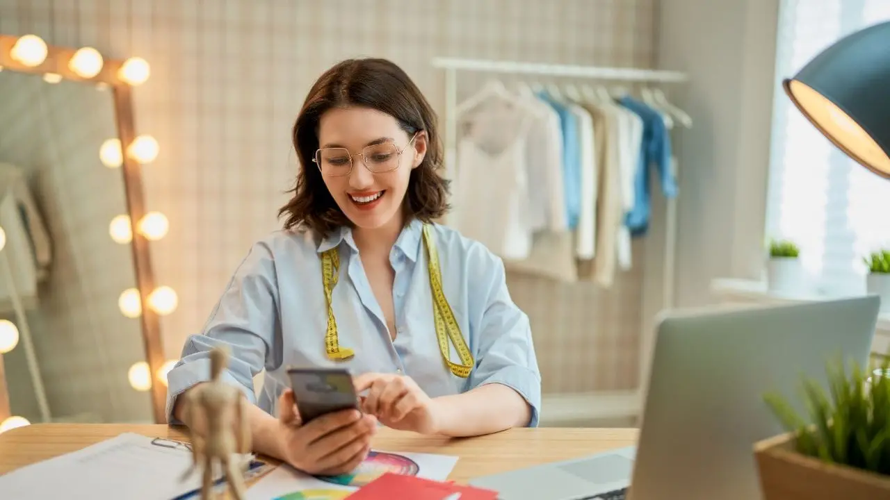 Microempreendedora com celular na mão