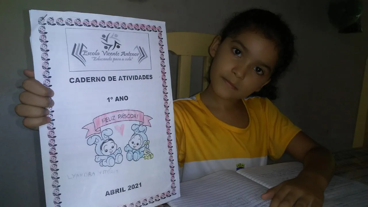 Alunos do Distrito de Rafael Arruda, em Sobral, recebem o material didático de forma impressa por falta de acesso ao conteúdo digital