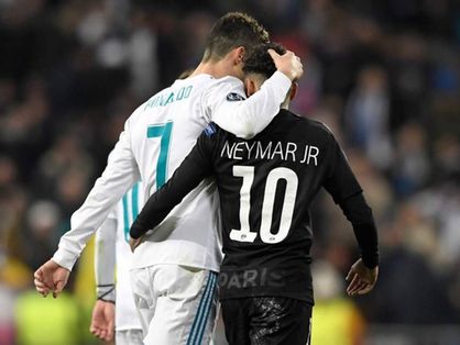 Neymar e Cristiano Ronaldo abraçados em campo