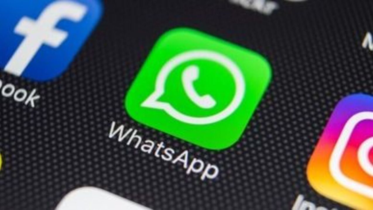 Aplicativos de celular, com destaque para o ícone do WhatsApp