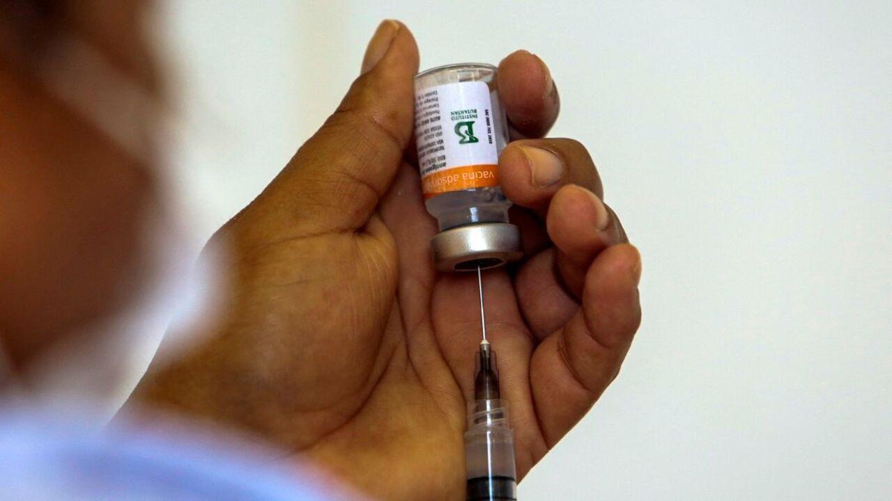 Dose da Coronavac pronta para aplicação