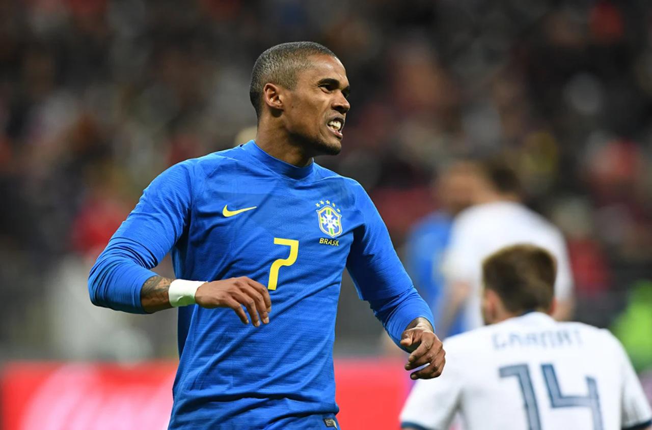 Douglas Costa com a seleção brasileira