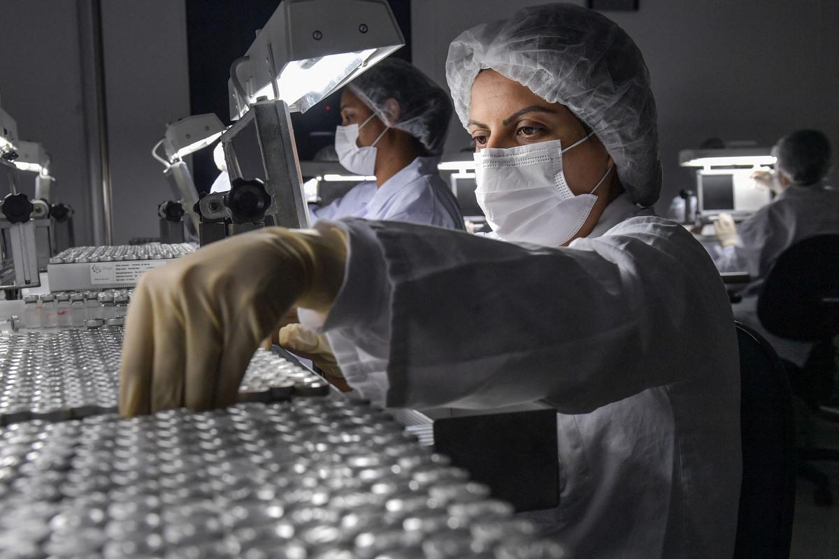Neste arquivo, foto tirada em 14 de janeiro de 2021, funcionários trabalham na linha de produção do CoronaVac, vacina da Sinovac Biotech contra o coronavírus COVID-19, no centro de produção biomédica do Butantan, em São Paulo, Brasil.