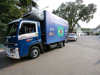 caminhão com vacinas do butantan