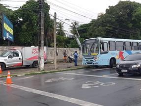 Ônibus atinge moto e mata motociclista, na Av. Washington Soares, em Fortaleza. Maio de 2021