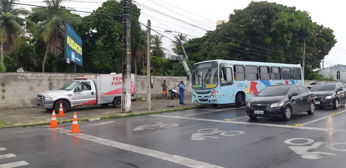 Ônibus atinge moto e mata motociclista, na Av. Washington Soares, em Fortaleza. Maio de 2021
