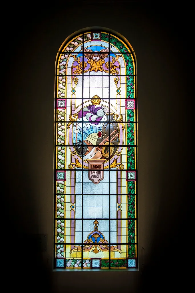 Vitral localizado no hall de entrada da Sefaz. Peça histórica foi restaurada em 2019