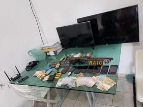 Operação policial montada após duplo homicídio apreendeu armas de fogo, dinheiro e drogas, em Beberibe