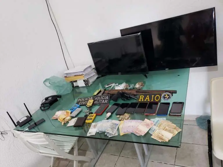 Operação policial montada após duplo homicídio apreendeu armas de fogo, dinheiro e drogas, em Beberibe