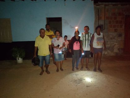 À noite, moradores do sítio Chapada do Maracujá, em Campos Sales, usam lamparina e lanternas para sair de casa