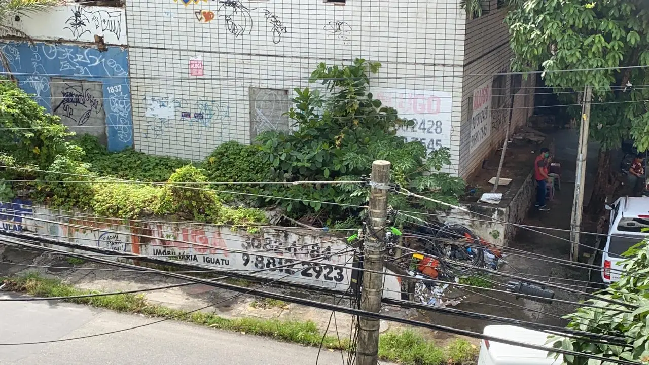 Do prédio onde mora, na rua Tibúrcio Cavalcante, André Albuquerque fotografou o prédio abandonado onde lixo está sendo acumulado e o mato está tomando conta. Ele diz que já denunciou à Prefeitura, mas nada foi resolvido até então.