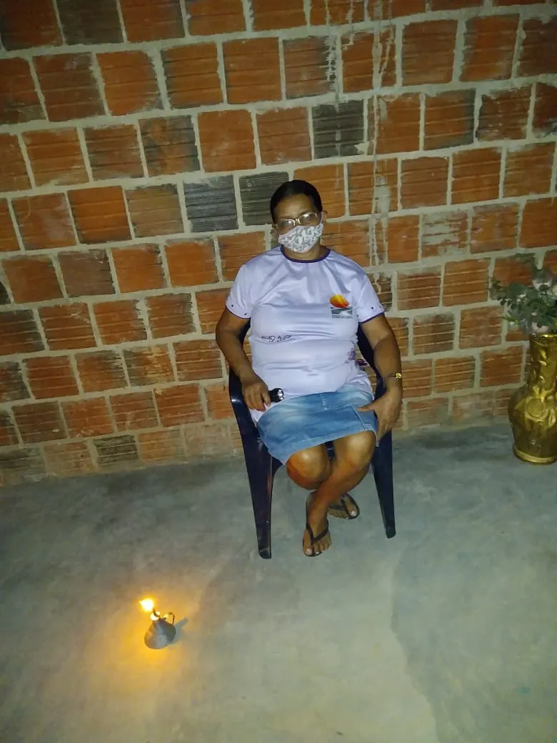 Maria Lusanete dos Santos deixou na casa da filha, no Centro, seus aparelhos eletrodomésticos, como geladeira, televisão, liquidificador. Em casa, ela faz uso da lamparina