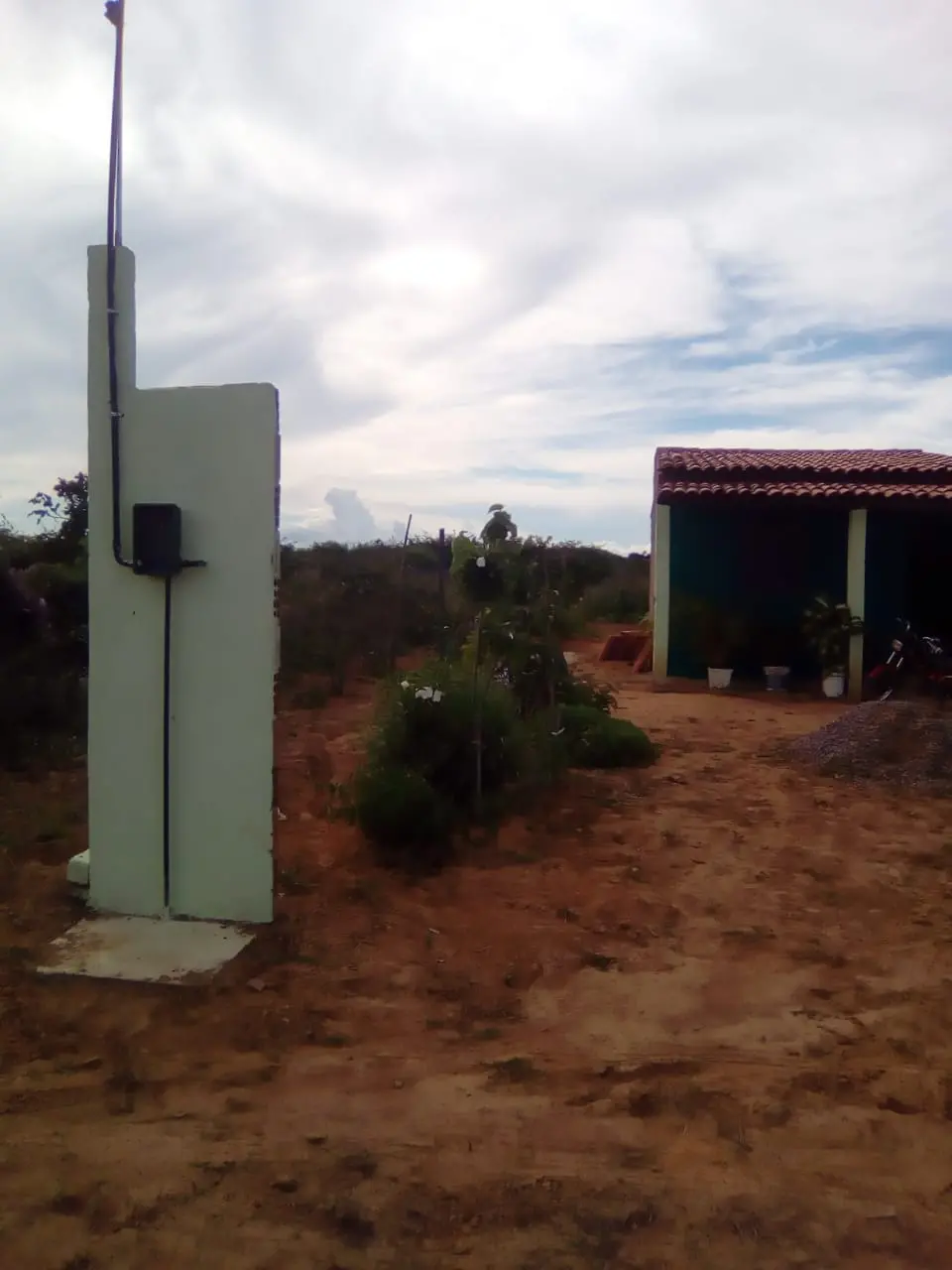 Na casa do pedreiro Rivaldo Queiroz de Oliveira o padrão de energia já foi instalado na sua casa, mas não passou disso