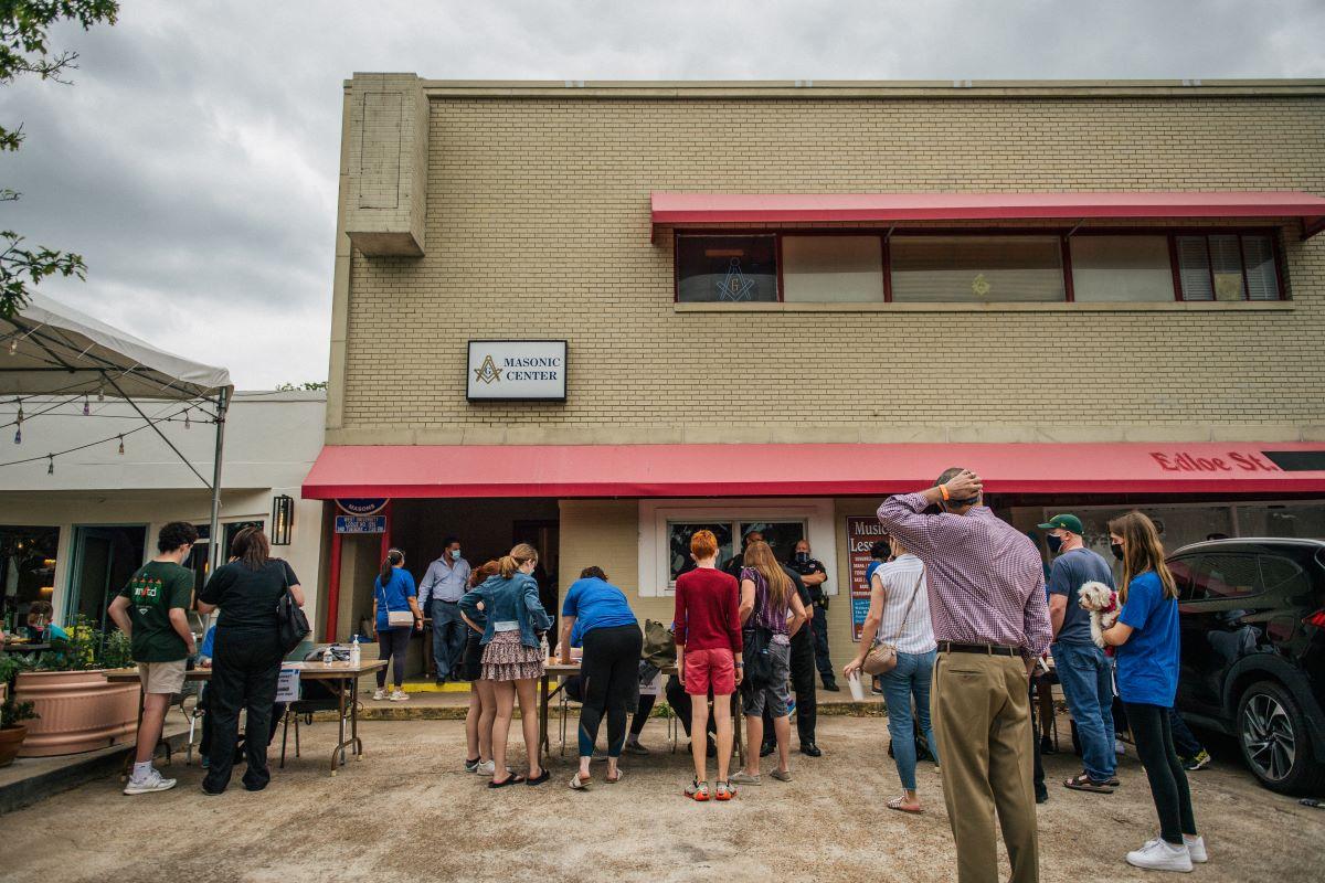 Pessoas em fila para se cadastrar e receber a vacina contra a Covid-19 nos Estados Unidos