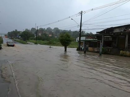 Via alagada em Olinda, Pernambuco, por causa da chuva