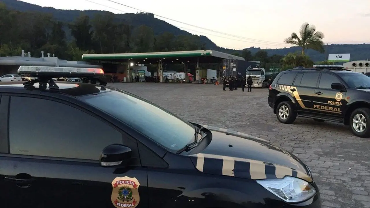 Viaturas da PF em frente a posto de gasolina