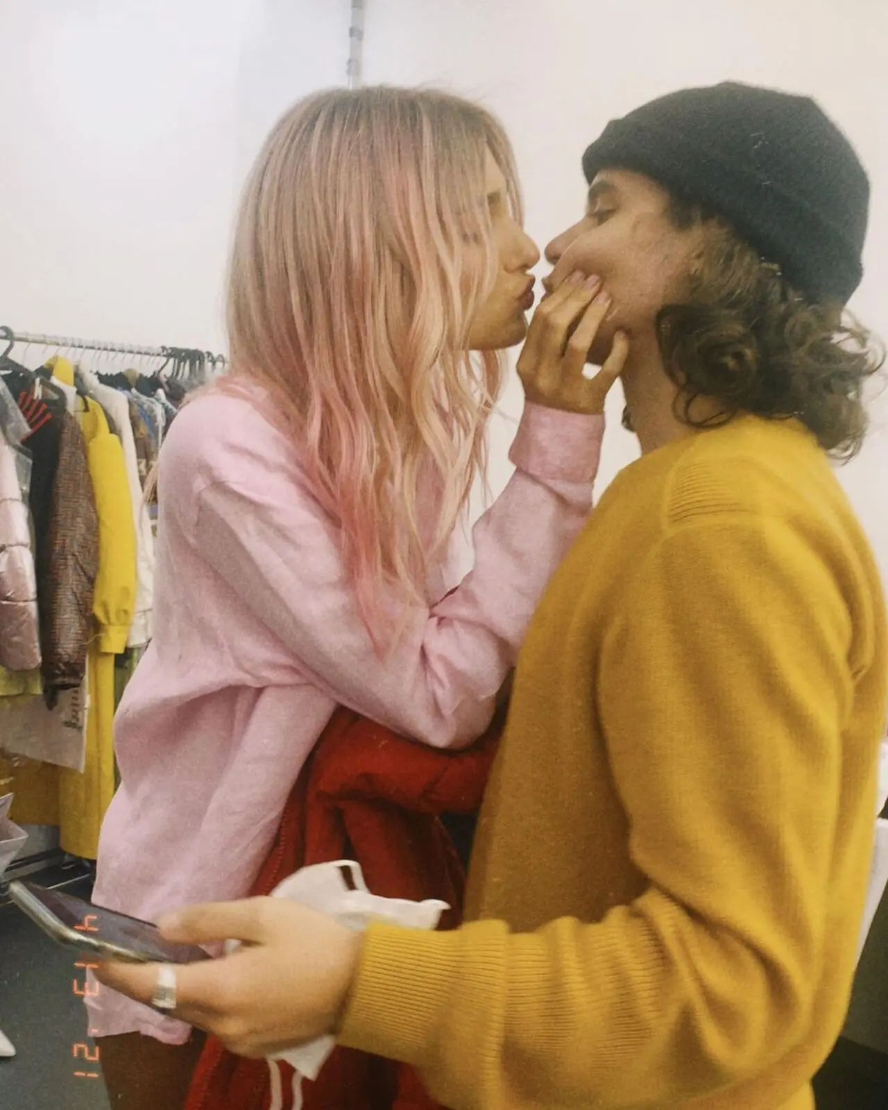 Sasha e João encenando um beijo