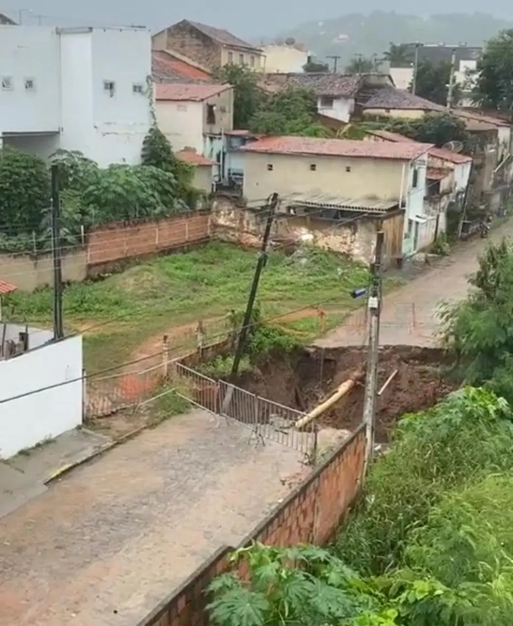 Cratera em uma obra da Companhia de Água e Esgoto do Ceará (Cagece) em Baturité