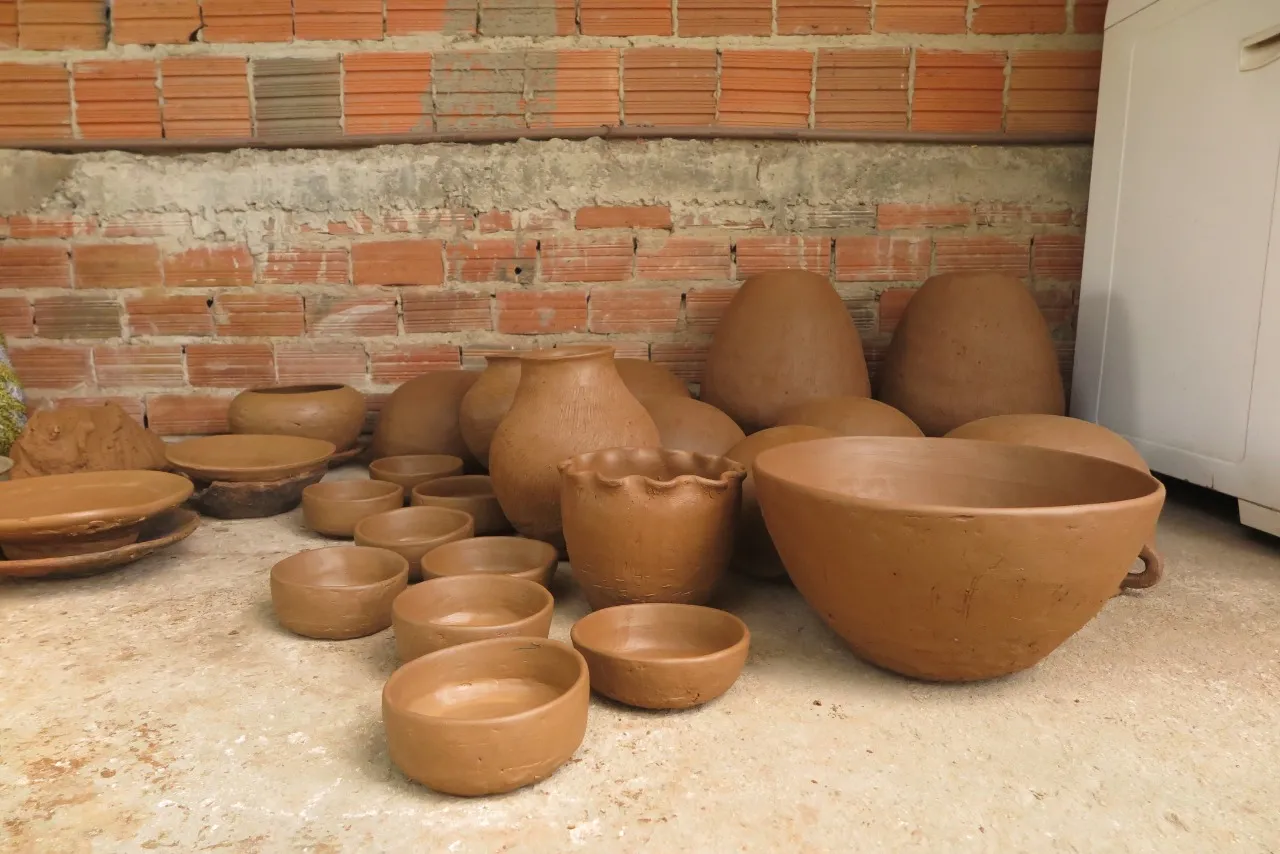 Em um trabalho delicado, Dasdores cria pratos, panelas, potes, vasos, entre outros objetos