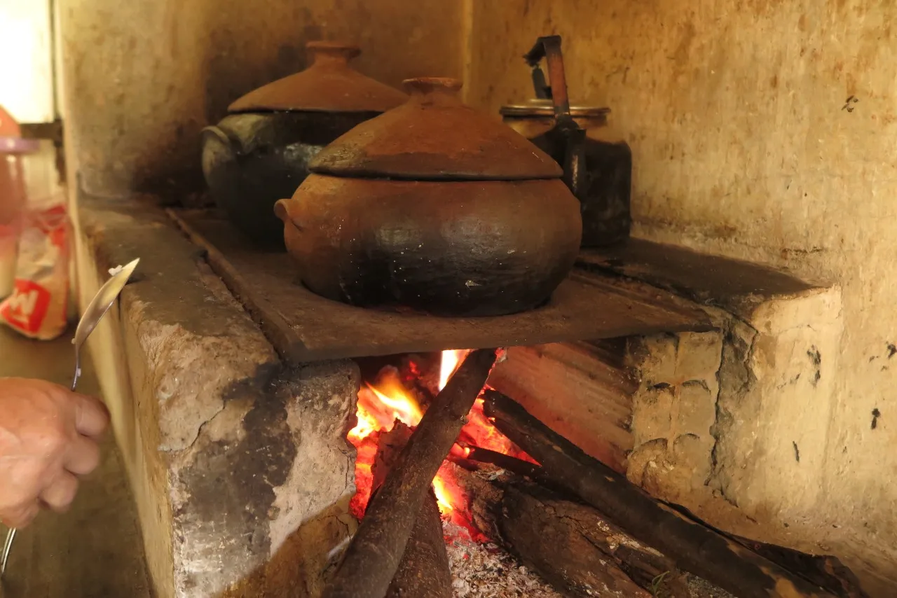 Após ser moldado, o barro é levado ao fogo de lenha até o ponto certo