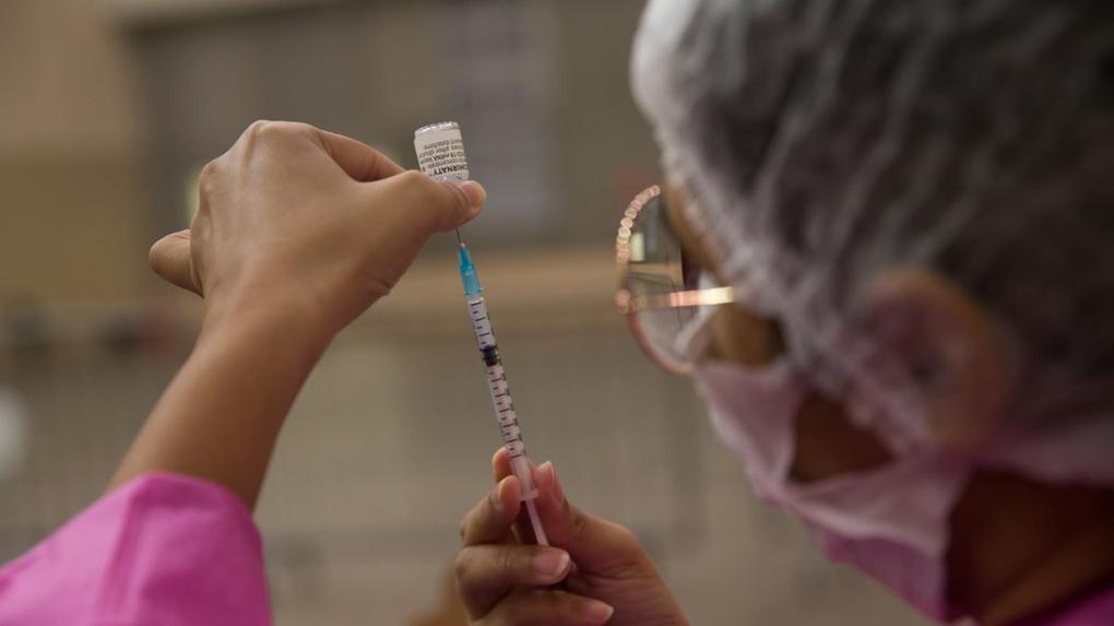 Profissional da saúde preparando dose de vacina contra a Covid-19 em Fortaleza