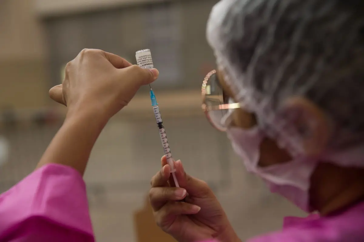 Profissional da saúde preparando dose de vacina contra a Covid-19 em Fortaleza