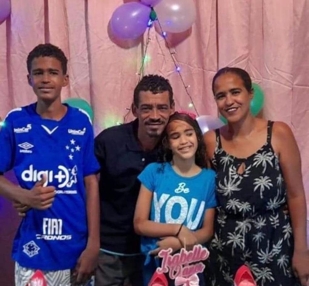 Esta é uma imagem da familia cuja casa foi atingida por deslizamento de terra na Grande Recife