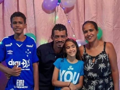 Esta é uma imagem da familia cuja casa foi atingida por deslizamento de terra na Grande Recife