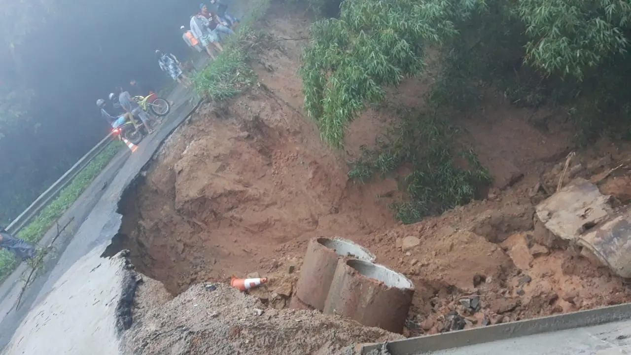 Trecho danificado da CE-257, em Aratuba