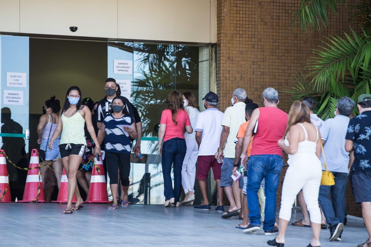 Fila para vacinação contra a Covid-19 no Centro de Eventos, em Fortaleza