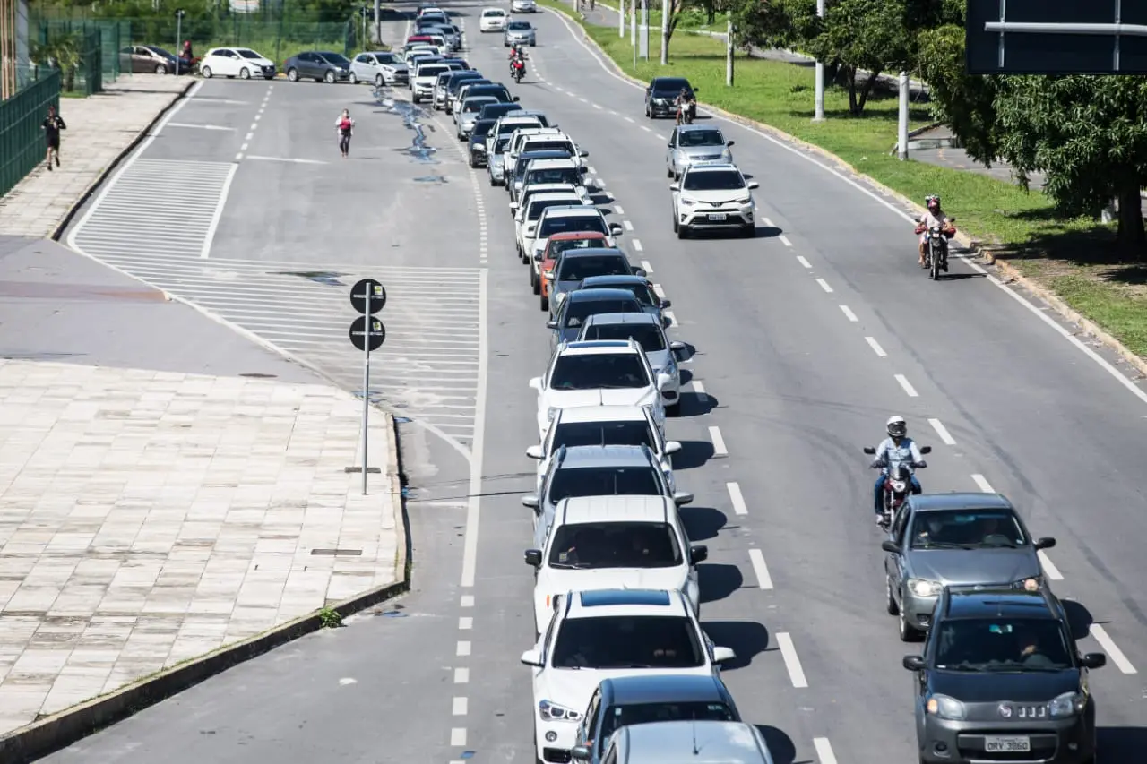 Fila de carros para entrar no drive-thru de vacinação contra a Covid-19 no centro de eventos