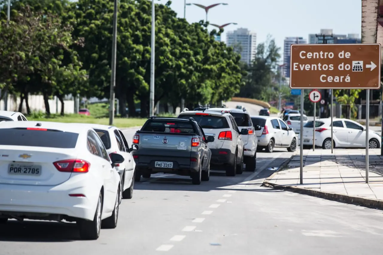 Fila de carros para entrar no drive-thru de vacinação contra a Covid-19 no centro de eventos