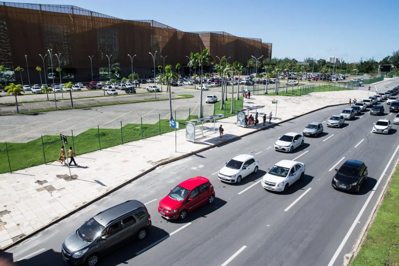Fila de carros para entrar no drive-thru de vacinação contra a Covid-19 no centro de eventos