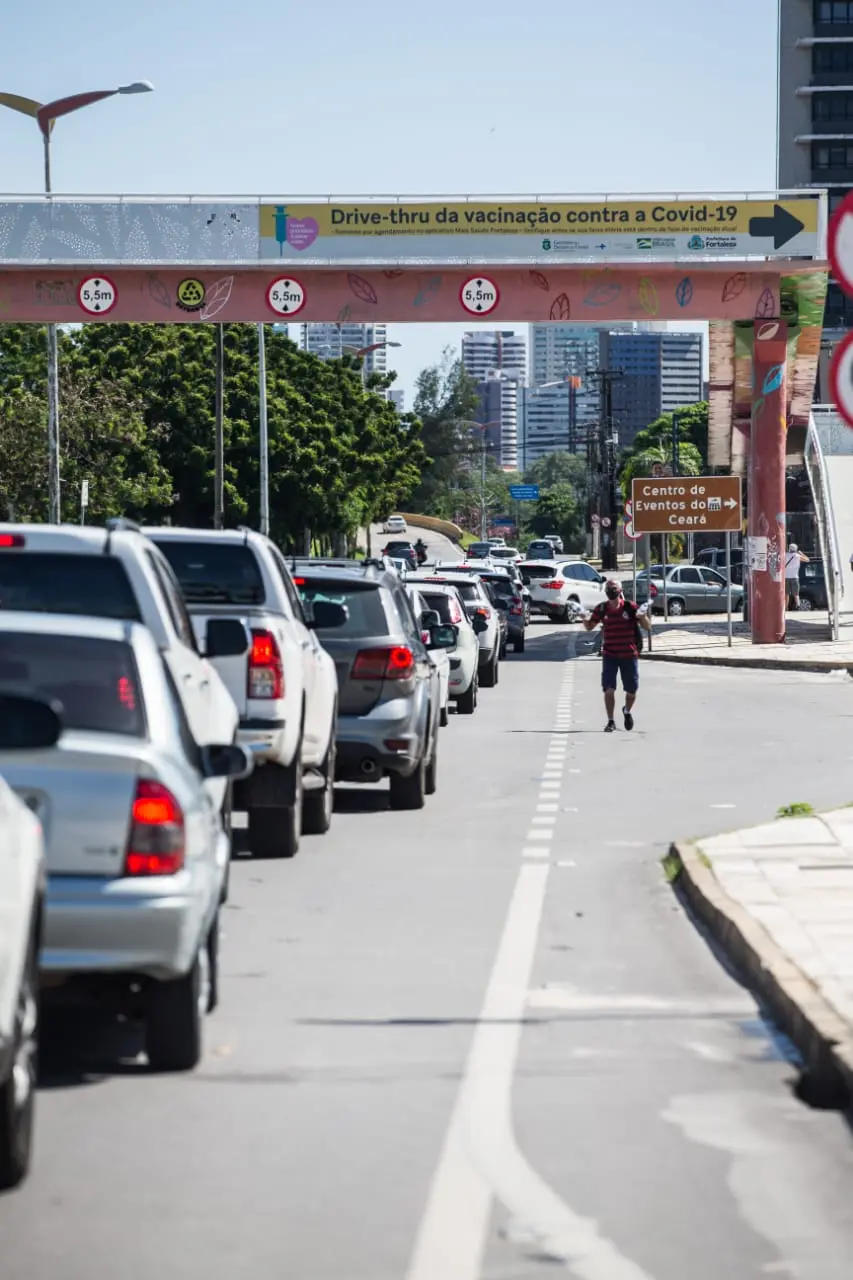 Fila de carros para entrar no drive-thru de vacinação contra a Covid-19 no centro de eventos