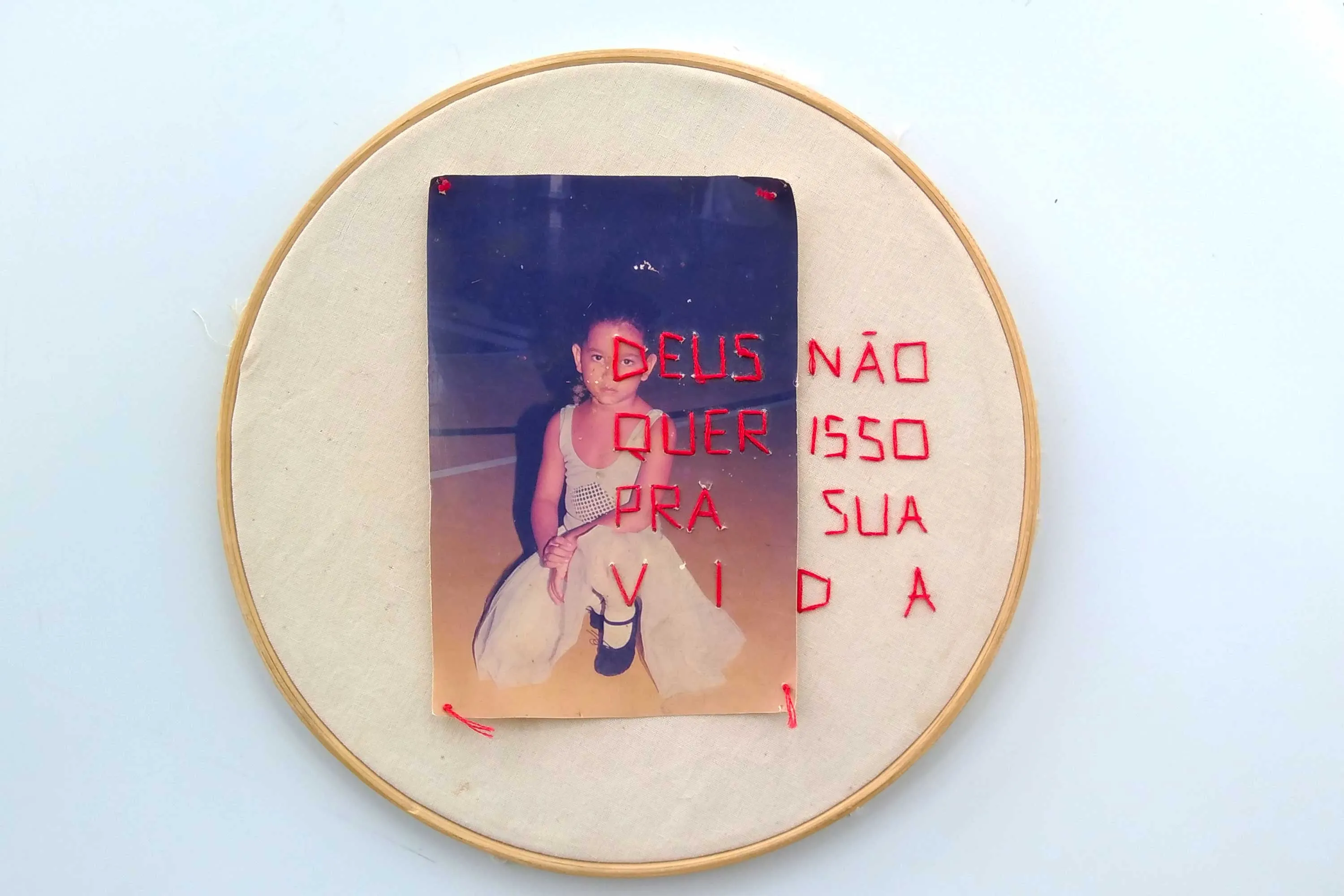 Com a série Pai (2018), Rodrigo Lopes compartilha experiências que atravessaram seu ambiente familiar que também dialogam com outras pessoas da comunidade LGBTQIA+