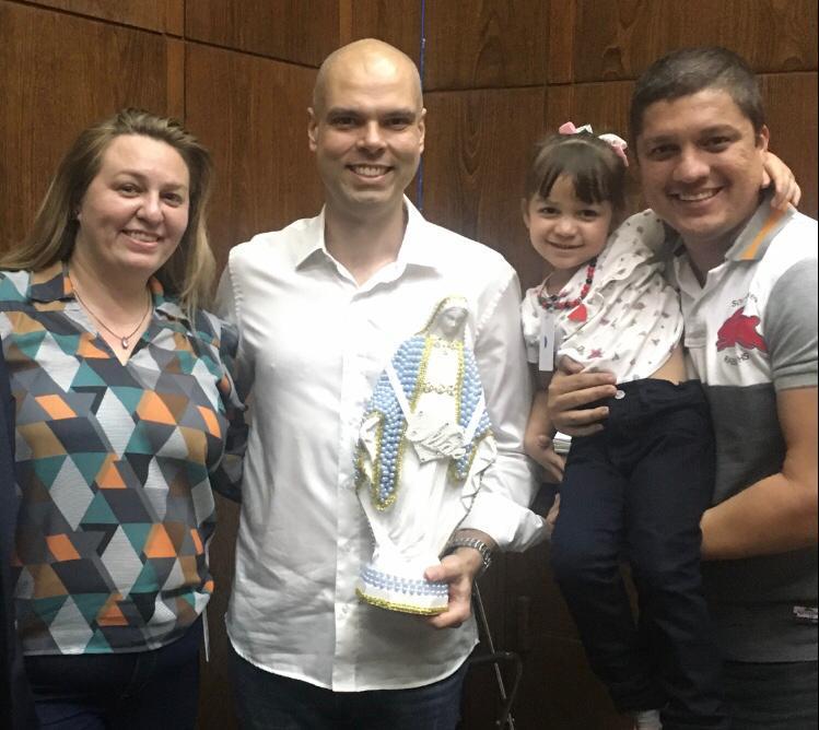 Visita de Kamyla ao prefeito, em São Paulo. Ao lado deles, o esposo da cearense, Diego, e a filha, Isis