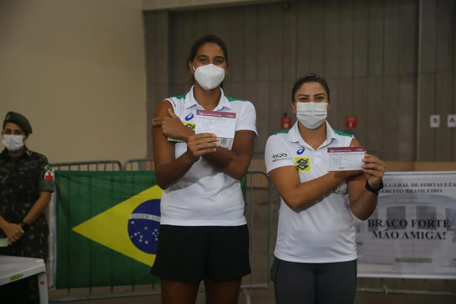 A dupla de vôlei de praia, Ana Patrícia e Rebecca, foi vacinada no Centro de Eventos