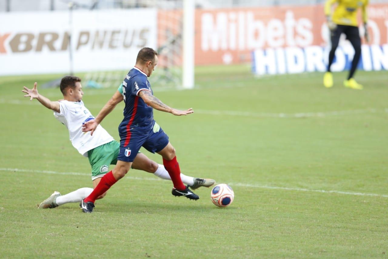 Atletas de Fortaleza e Icasa disputam bola