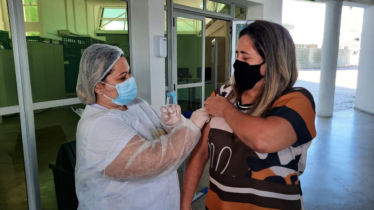 “Estou muito feliz e tenho um sentimento de gratidão ao SUS e de esperança em dias melhores”, disse a professora Odélia Abreu ao ser vacinada