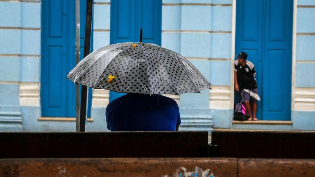Pessoa com guarda-chuva