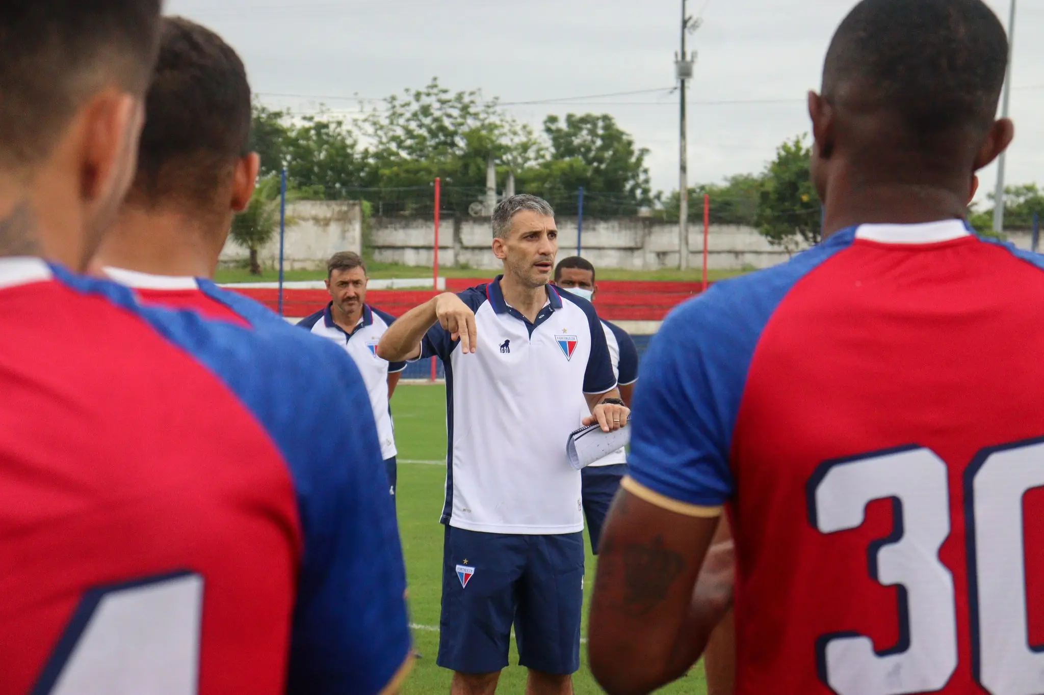 Técnico Vojvoda orienta jogadores durante treinamento