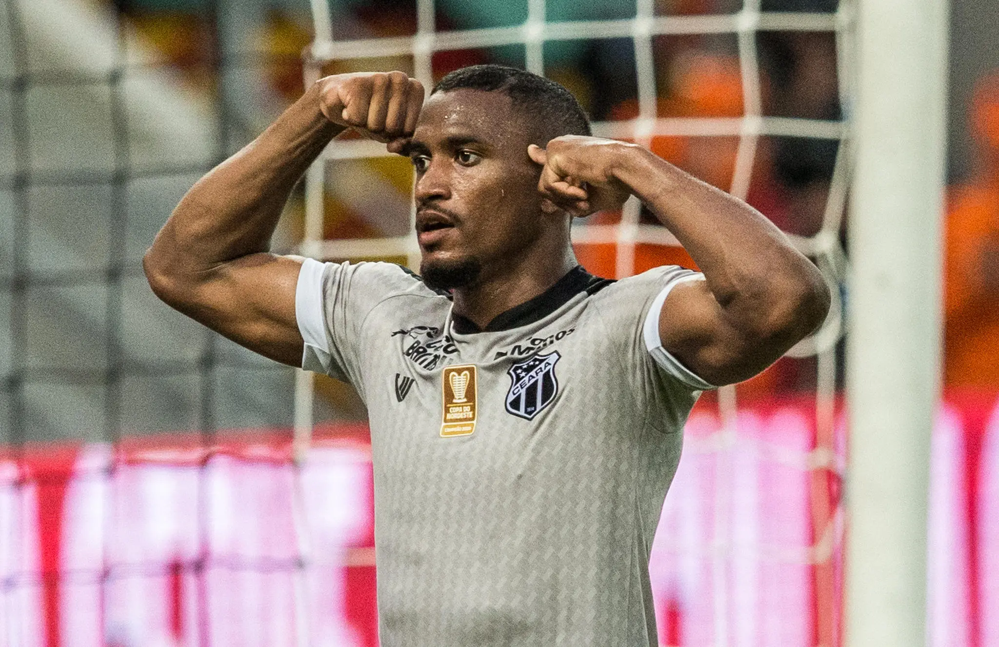 Saulo Mineiro comemora gol pelo Ceará