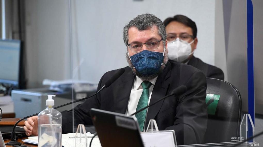 Foto do ex-ministro das Relações Exteriores, Ernesto Araújo, em depoimento à CPI da Covid