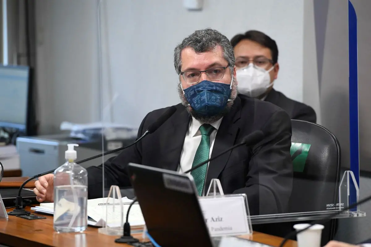 Foto do ex-ministro das Relações Exteriores, Ernesto Araújo, em depoimento à CPI da Covid