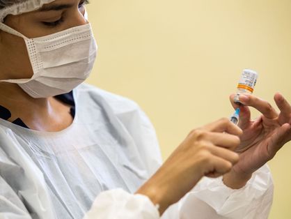 Profissional da saúde preparando dose da vacina CoronaVac em Fortaleza