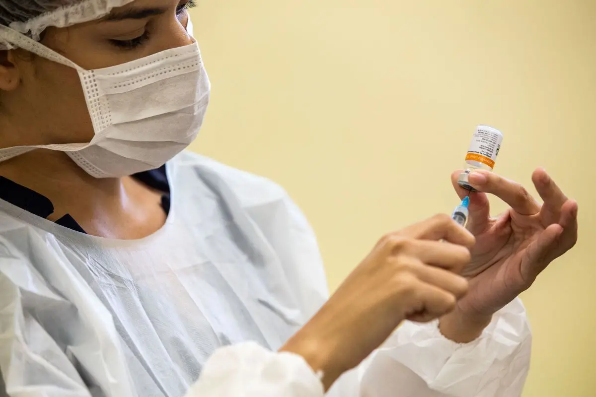 Profissional da saúde preparando dose da vacina CoronaVac em Fortaleza